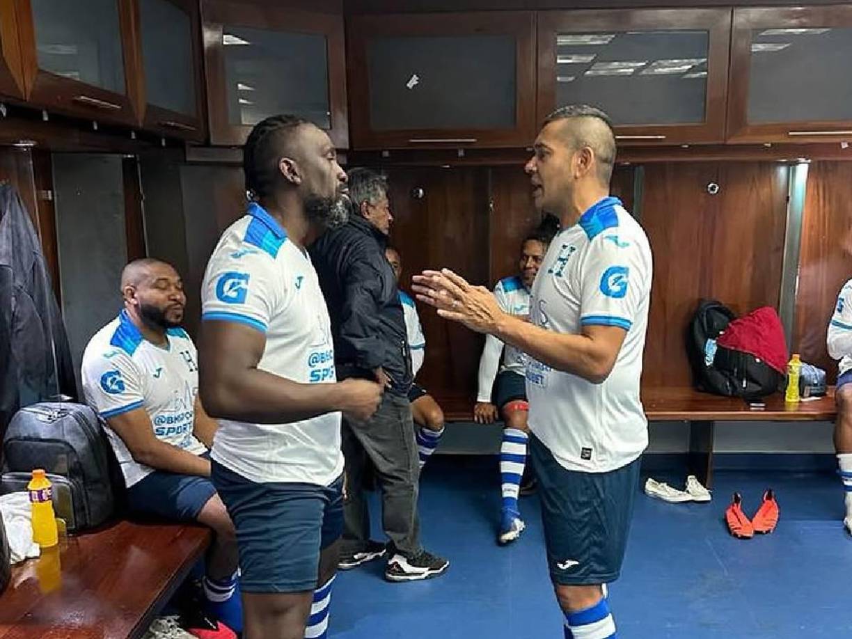 Cuando viene a Honduras siempre le dedica tiempo al fútbol donde comparte con sus amigos y familiares.
