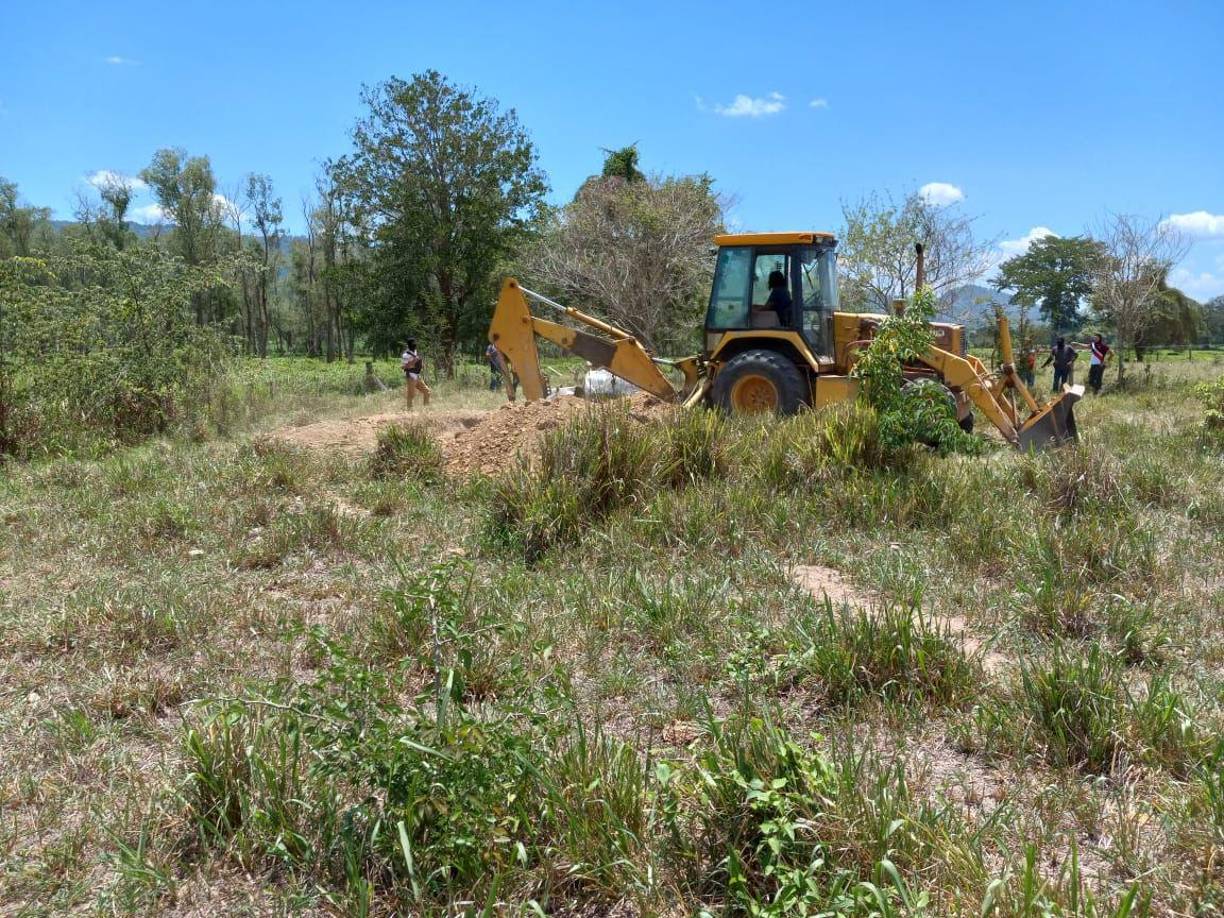 En el lugar se utilizó maquinaria pesada para excavar, ya que los recipientes detectados se encontraban enterrados.
