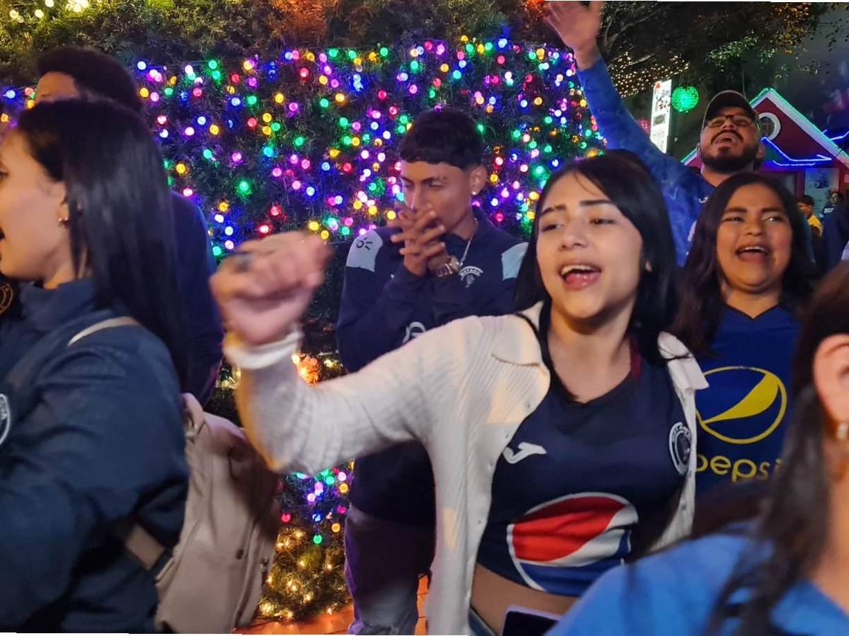 El LENTE LA PRENSA no se perdió ningún detalle de la fiesta de la afición del Motagua que cantó a todo pulmón de cara a la gran final.