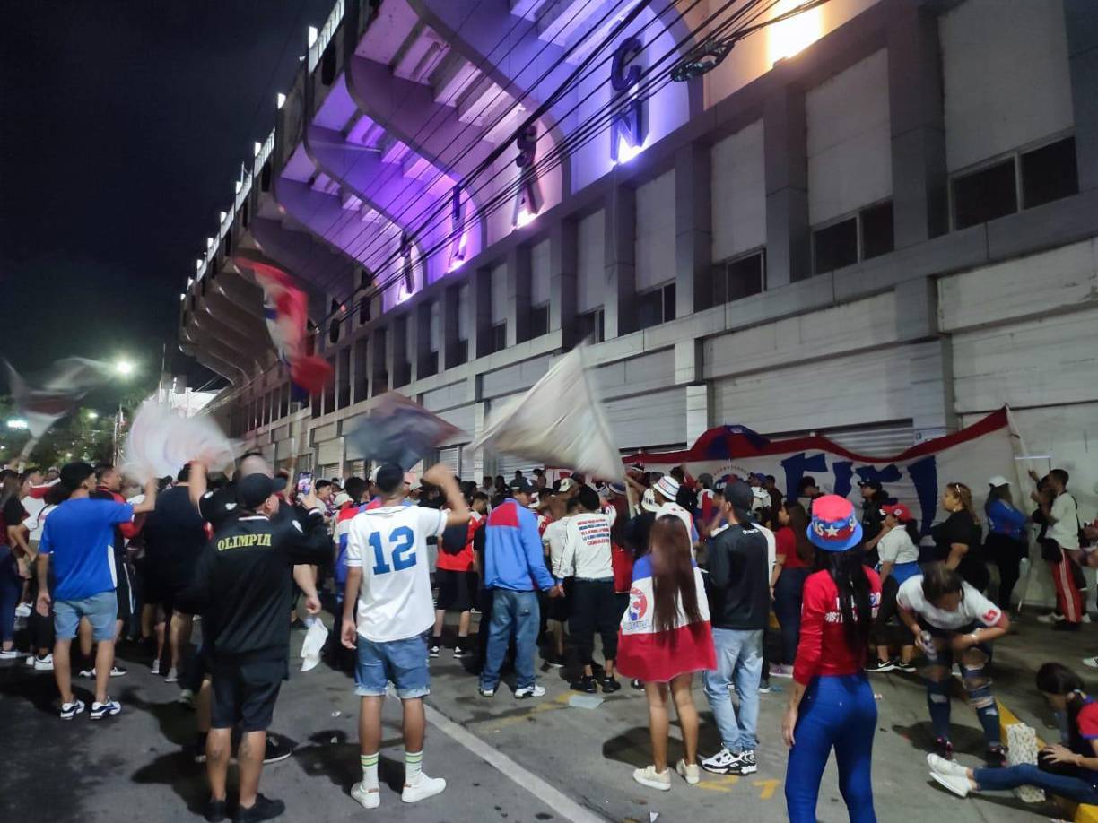 Los integrantes de la Ultra Fiel no pudieron ingresar al estadio Morazán ya que fue una medida tomada por elementos de la Policía Nacional. Miembros de la barra manifestaron su malestar y protestaron que esa no es una decisión para erradicar la violencia en los estadios.