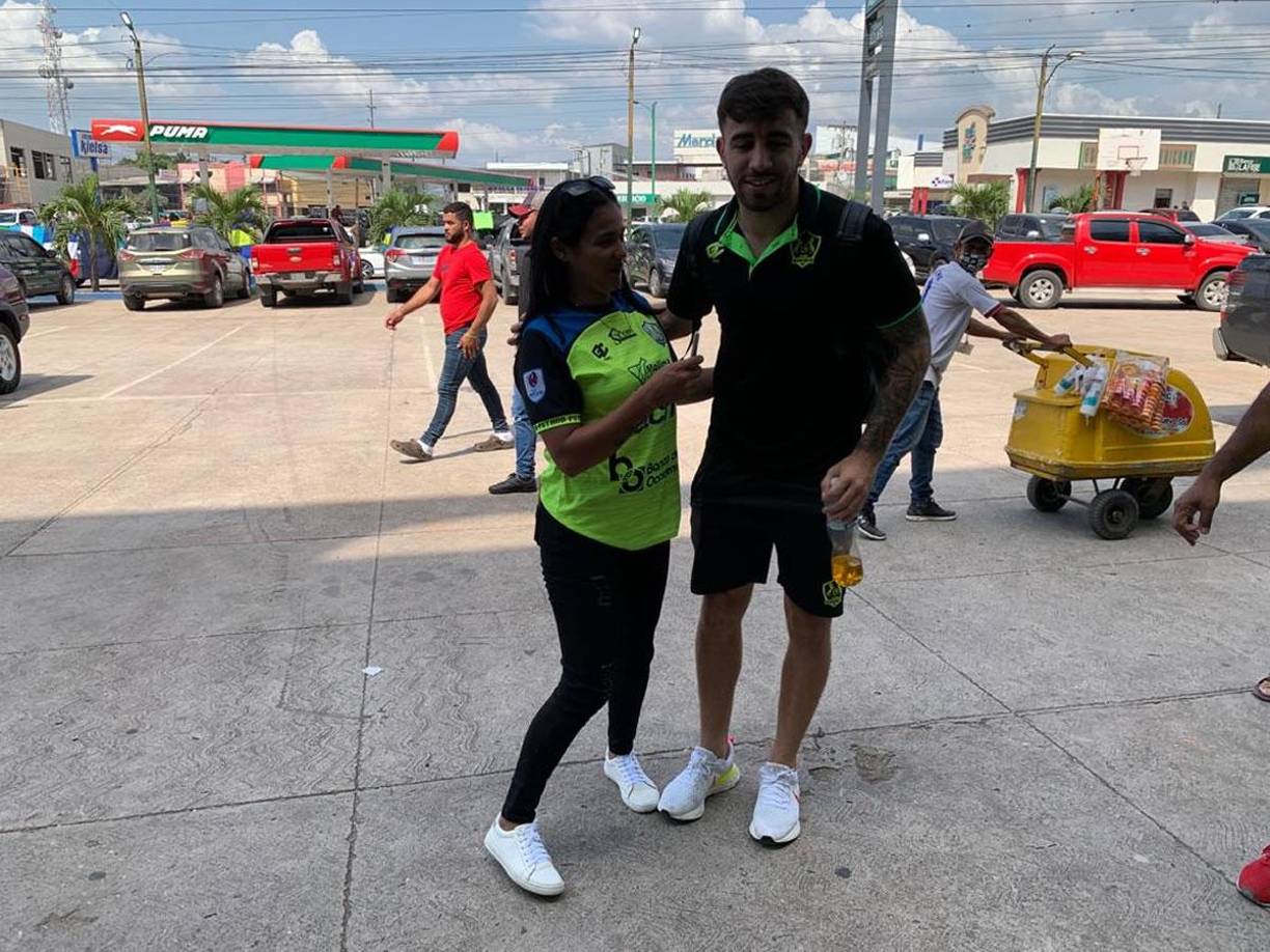 El goleador de los Potros también posó para fotos con los hinchas antes del partido.