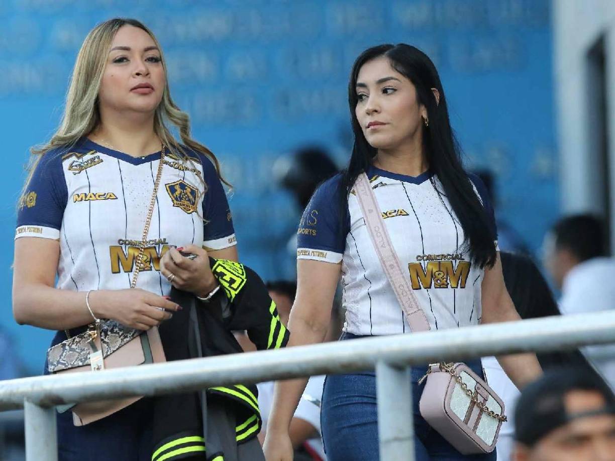 Las esposas de Omar Elvir y Eddie Hernández llegando al Chelato Uclés para apoyar a sus maridos.