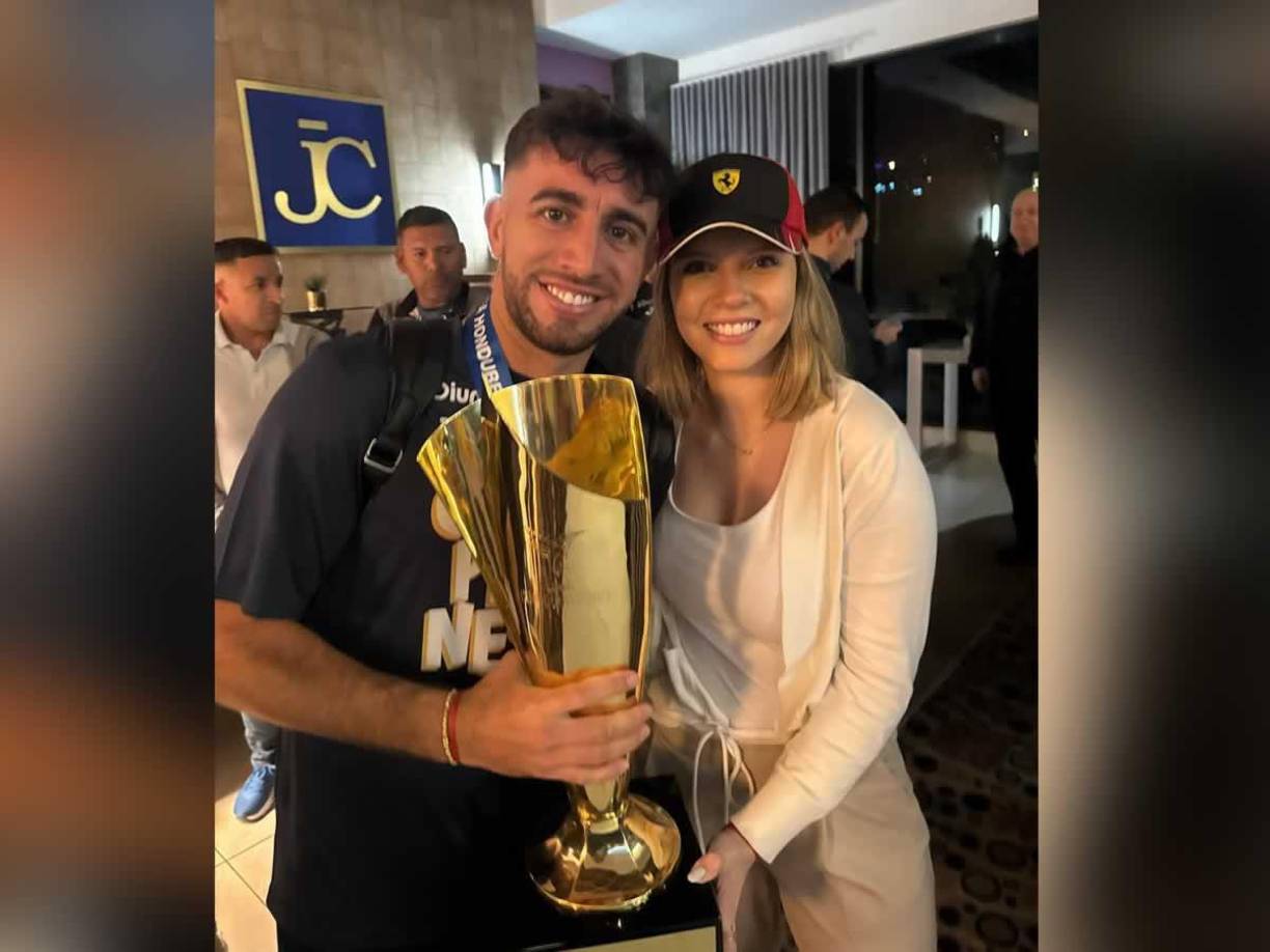 Agustín Auzmendi y Cecilia García, una de las parejas del momento en la Liga Nacional, posando con la Copa 19 del Motagua.