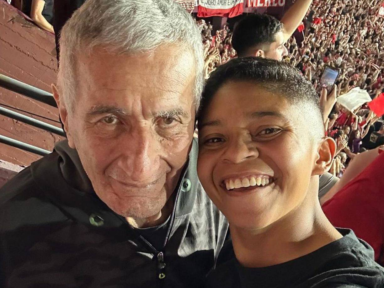 Agustina cuenta con 30 años de edad, mientras que su pareja cuenta con 80.