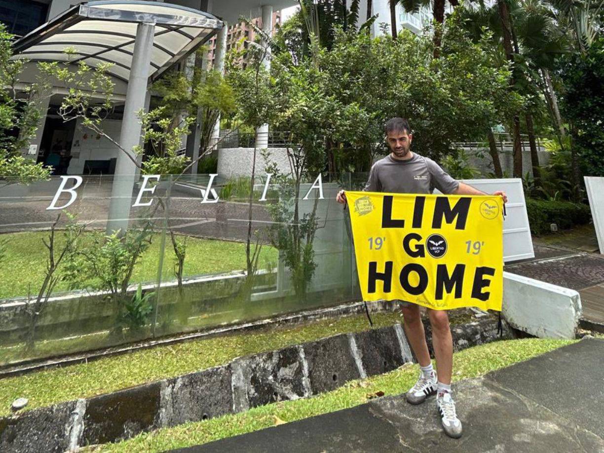 Sin darse cuenta, Dani posó con la pancarta contra Peter Lim en la propia propiedad del empresario y dueño del Valencia. 