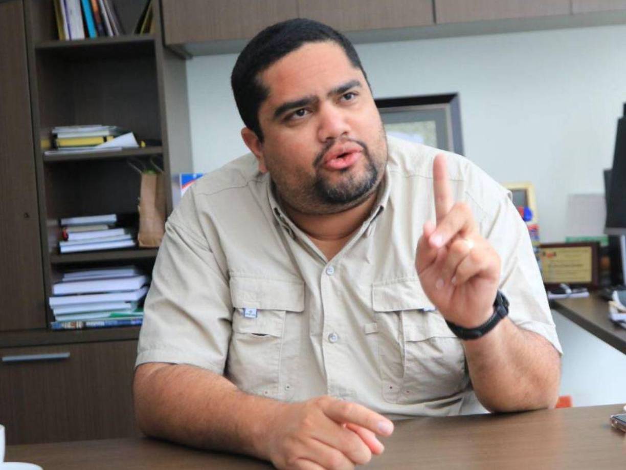 José Carlos Cardona, ministro de Sedesol, expresó que no se han recibido informes de injerencias o disputas, y que “el diputado Felipe Ponce nos va a colaborar buscando otro espacio”. “No hay diferencias políticas de ningún tipo”, reiteró Cardona a los medios locales de Yoro.