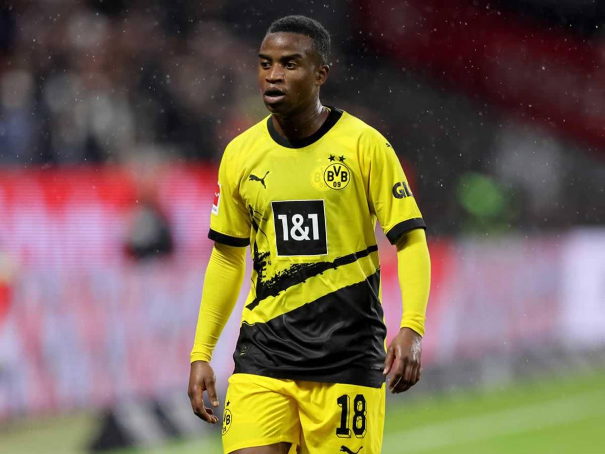 El joven futbolista Youssoufa Moukoko, que irrumpió como una estrella emergente en el Borussia Dortmund y en la selección sub-21 de Alemania, lleva meses envuelto en una una grave polémica relacionada con su verdadera edad y la autenticidad de su identidad familiar.