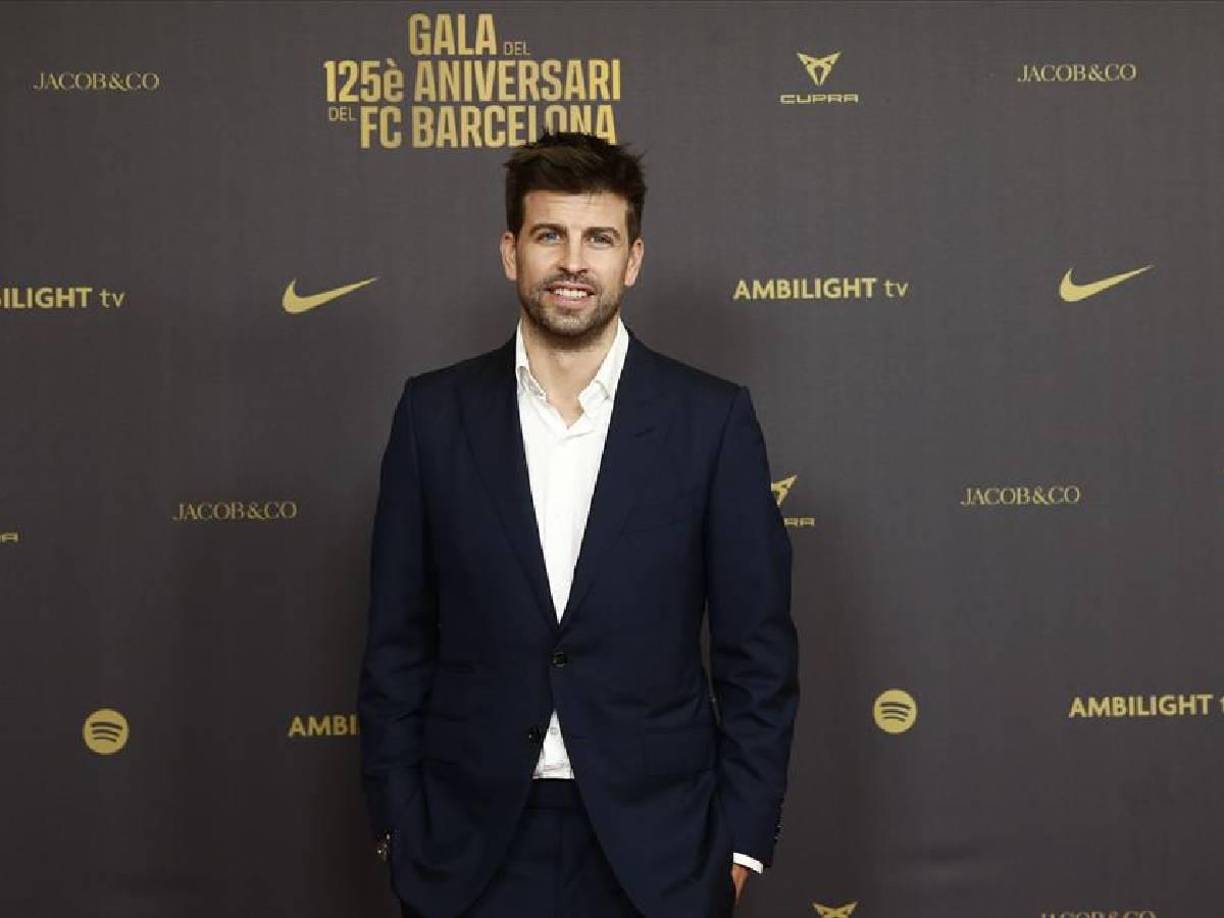 Gerard Piqué tampoco se perdió el aniversario del Barcelona y llegó muy bien acompañado con su pareja.