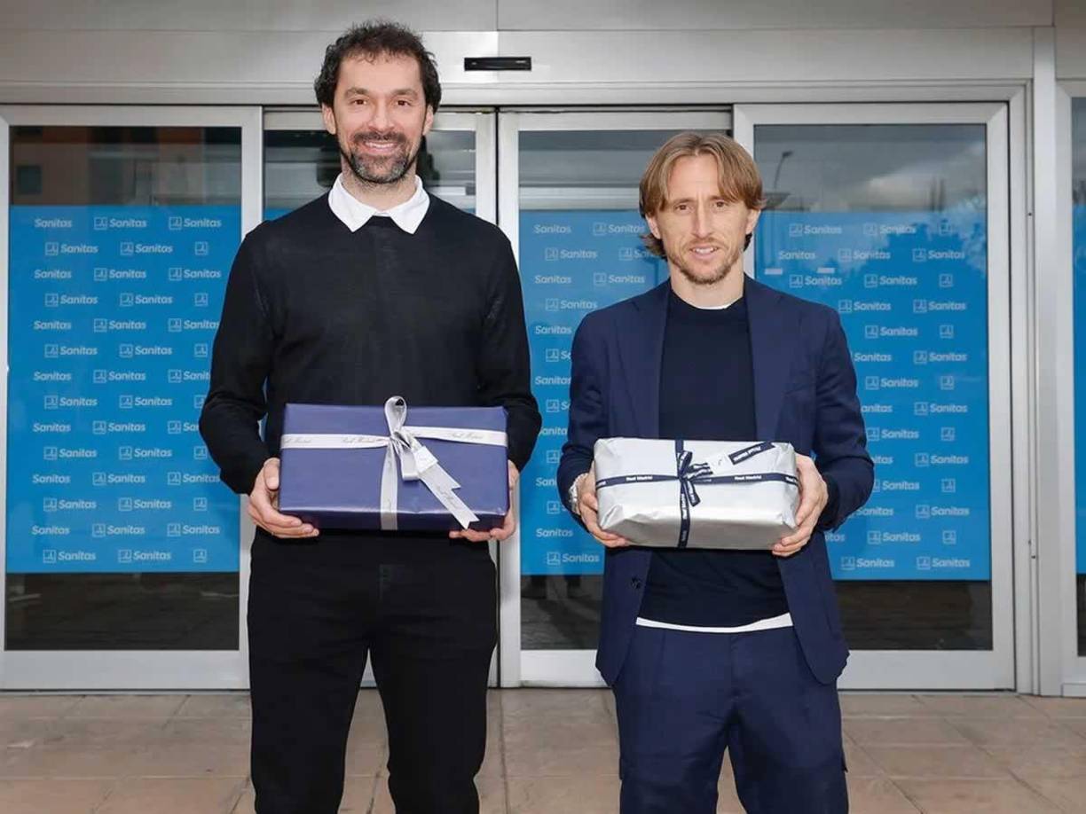 Luka Modrić y Sergio Llull acudieron al Hospital Universitario Sanitas La Moraleja. El resto de los integrantes de los primeros equipos de fútbol y baloncesto se distribuyeron por otros hospitales de la capital, según refleja el club en su web.