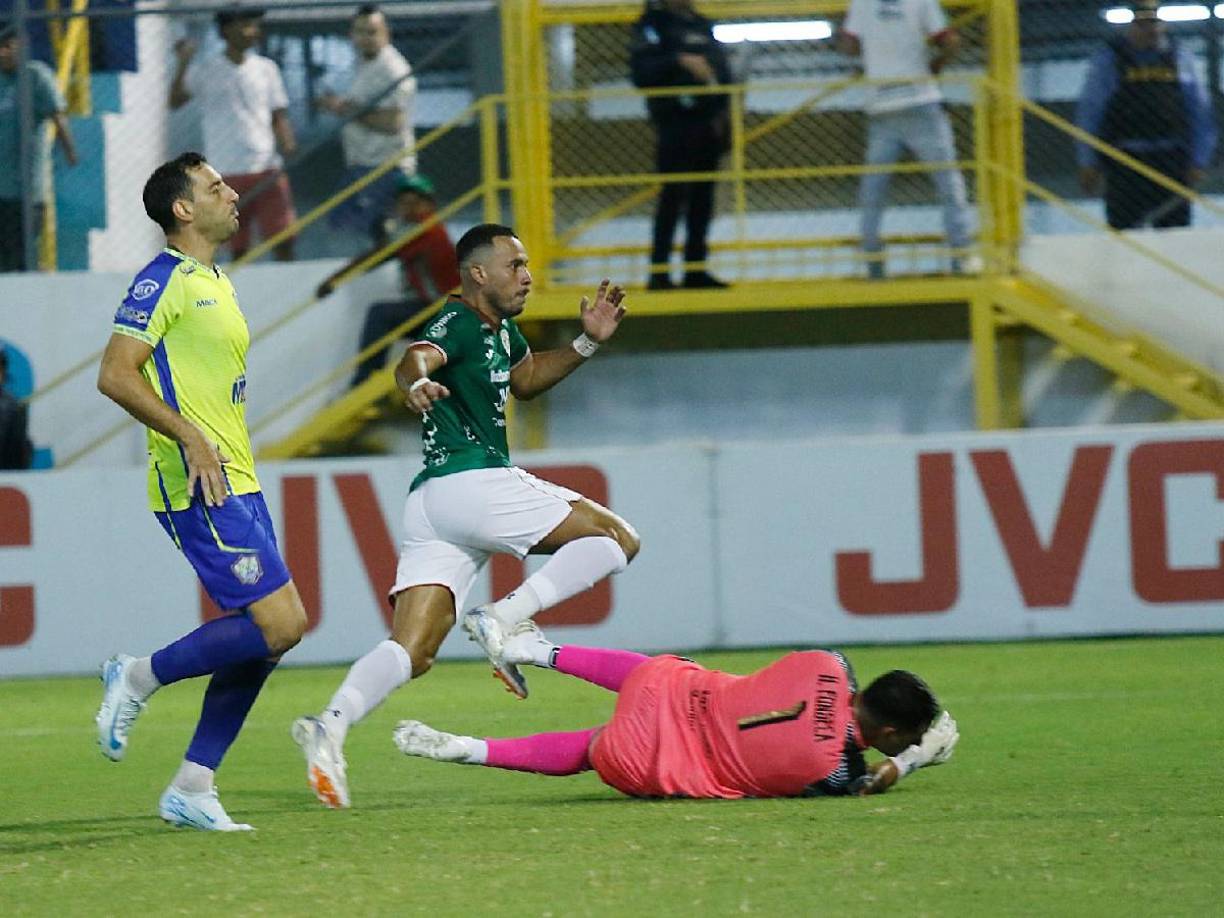 Harold Fonseca no pudo hacer nada para evitar el primer tanto de la noche en San Pedro Sula.