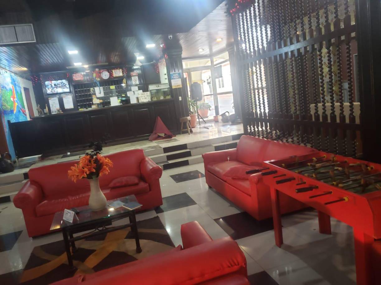 También fueron heridos un ciudadano que trabajaba en el área de mantenimiento y un supervisor de seguridad.