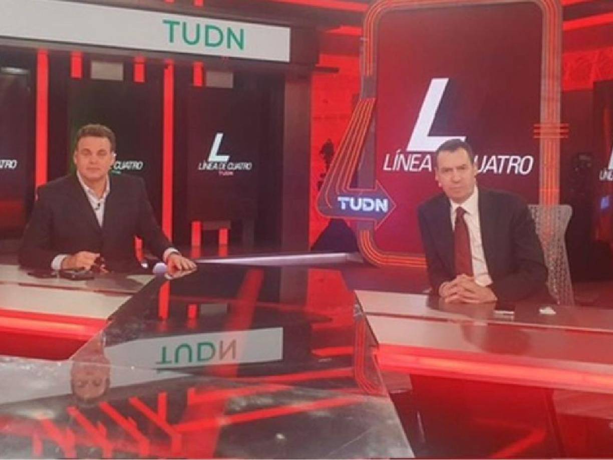 “Al fin, recuerdo algo: estás tú con un sol brillante, unas nubes inmaculadas, un horizonte cobrizo y lo mejor de todo, te veo con esa sonrisa del chico de los pantalones de mezclilla, el quitapón del estéreo del radio y aquel vocho azul que te compró tu abuela”.