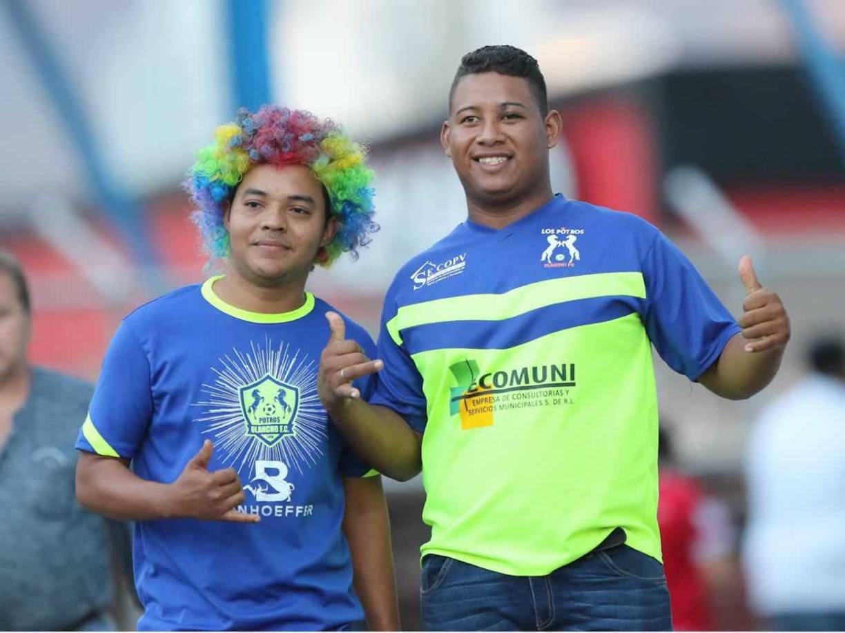 Estos aficionados de los Potros del Olancho FC llegaron temprano al estadio Nacional Chelato Uclés.