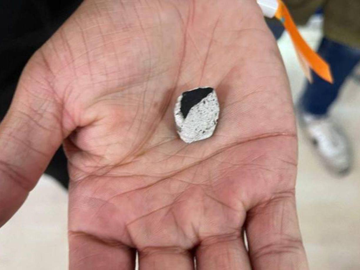 A través de las redes sociales, diferentes medios de comunicación publicaron imágenes del petardo que explotó dentro de las instalaciones cuando estaba por comenzar la conferencia.