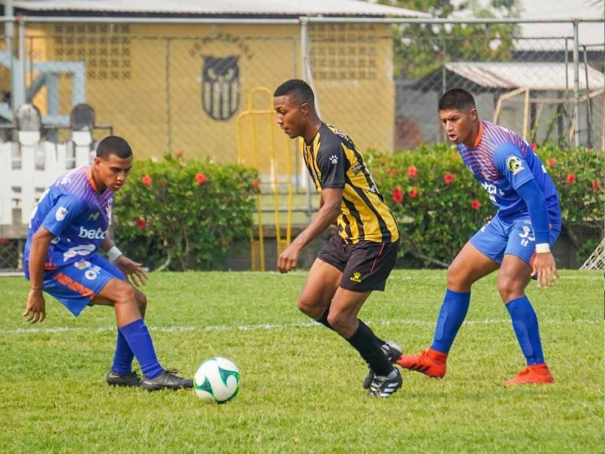 En la primera división de la Liga Nacional de Honduras, Barrios debutó en el 2020 con el extinto Real de Minas.