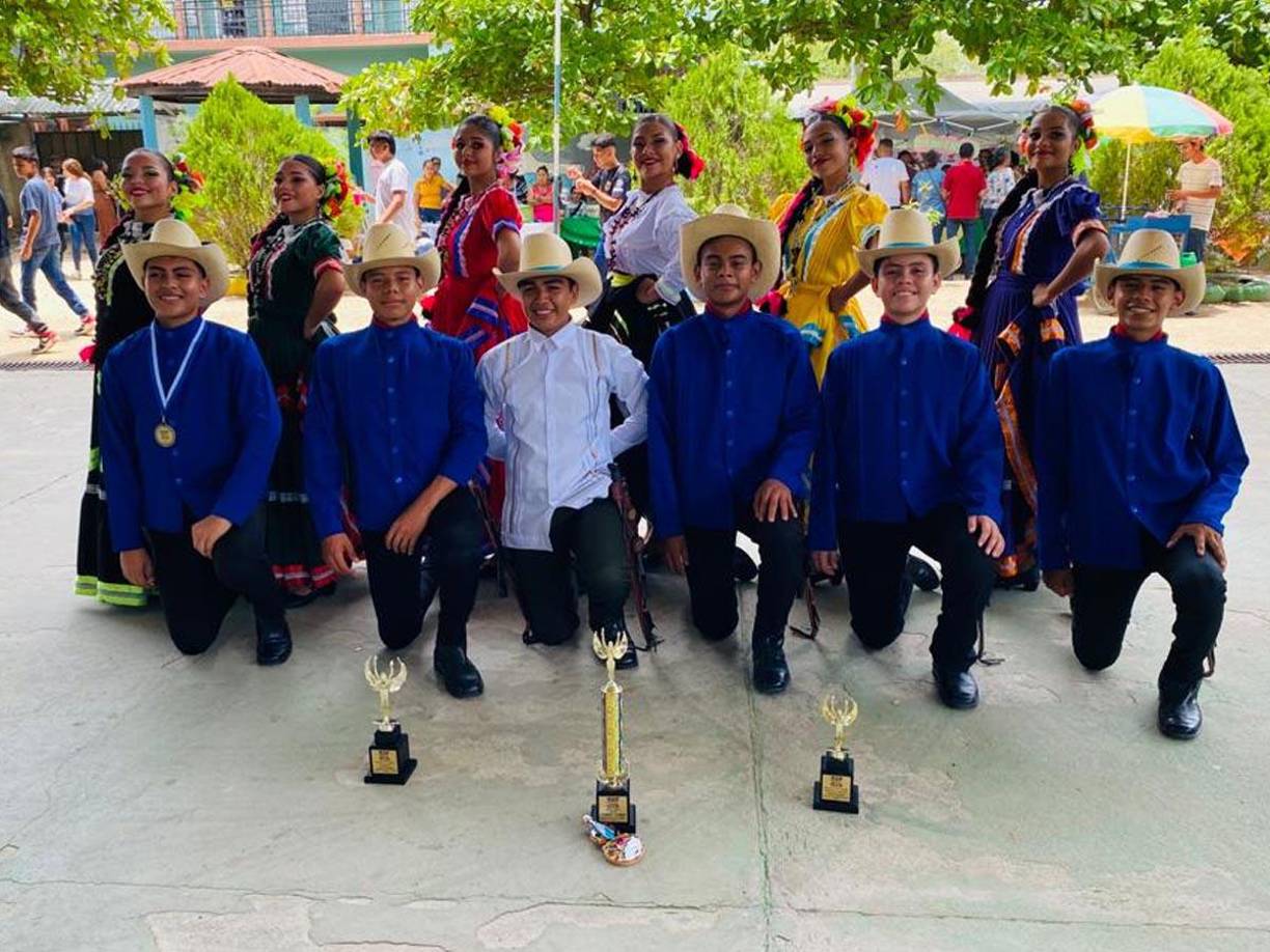 El cuadro de danza del instituto Roberto Micheletti Baín fue uno de los ganadores del primer Festival Folclórico Nacional Jarabe Yoreño 2023.