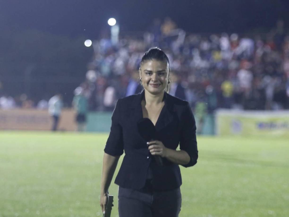 La periodista Claudia Torres se instaló desde muy temprano para realizar su trabajo. 