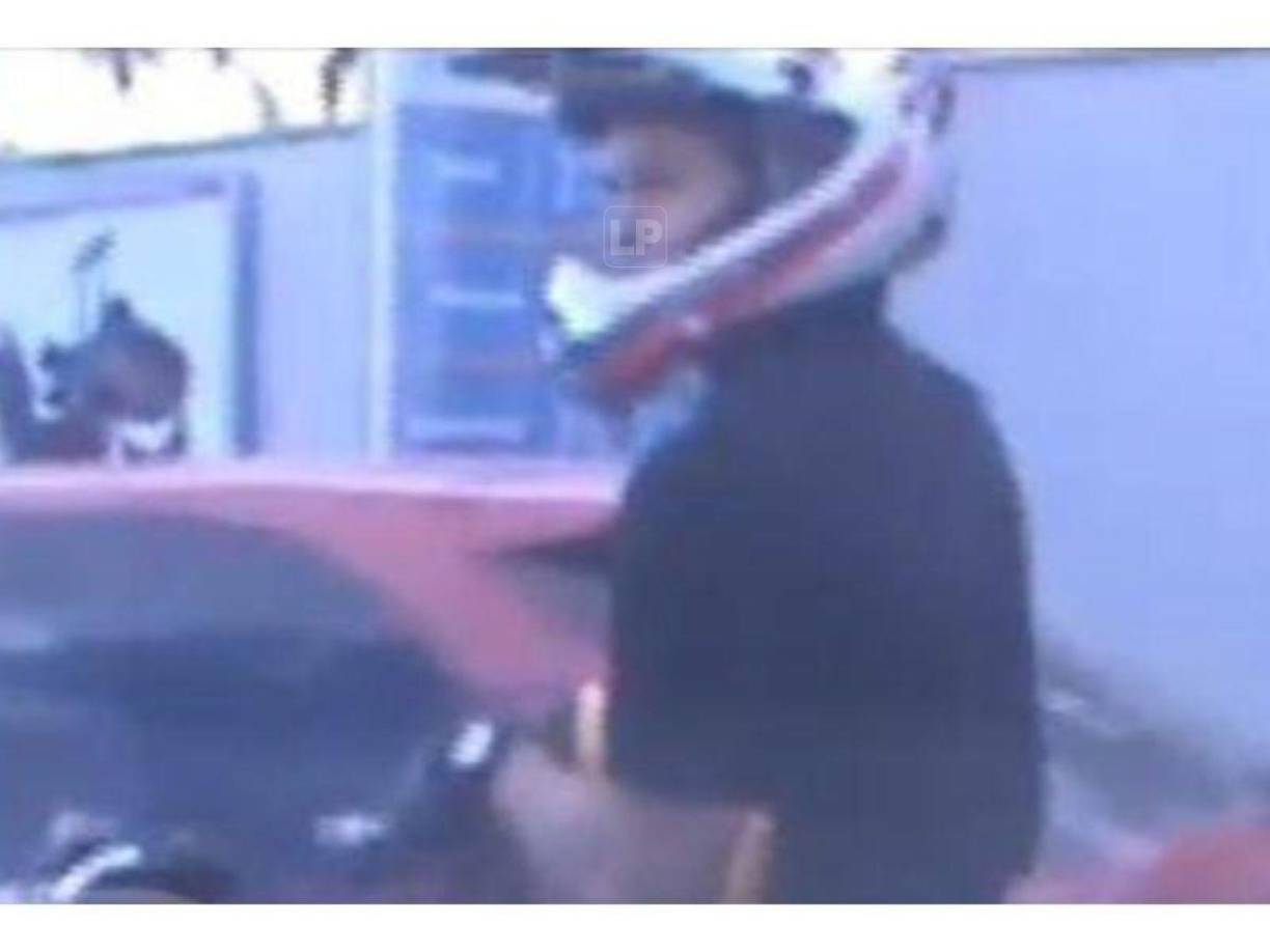 Luego, la víctima, se retira del lugar y el individuo queda estacionado durante unos segundos con el sobre visible al lado izquierdo de su cintura. Durante ese momento lo interceptan miembros de la desaparecida Fuerza Nacional Anti Maras y Pandillas (Fnamp) y lo capturan infraganti.