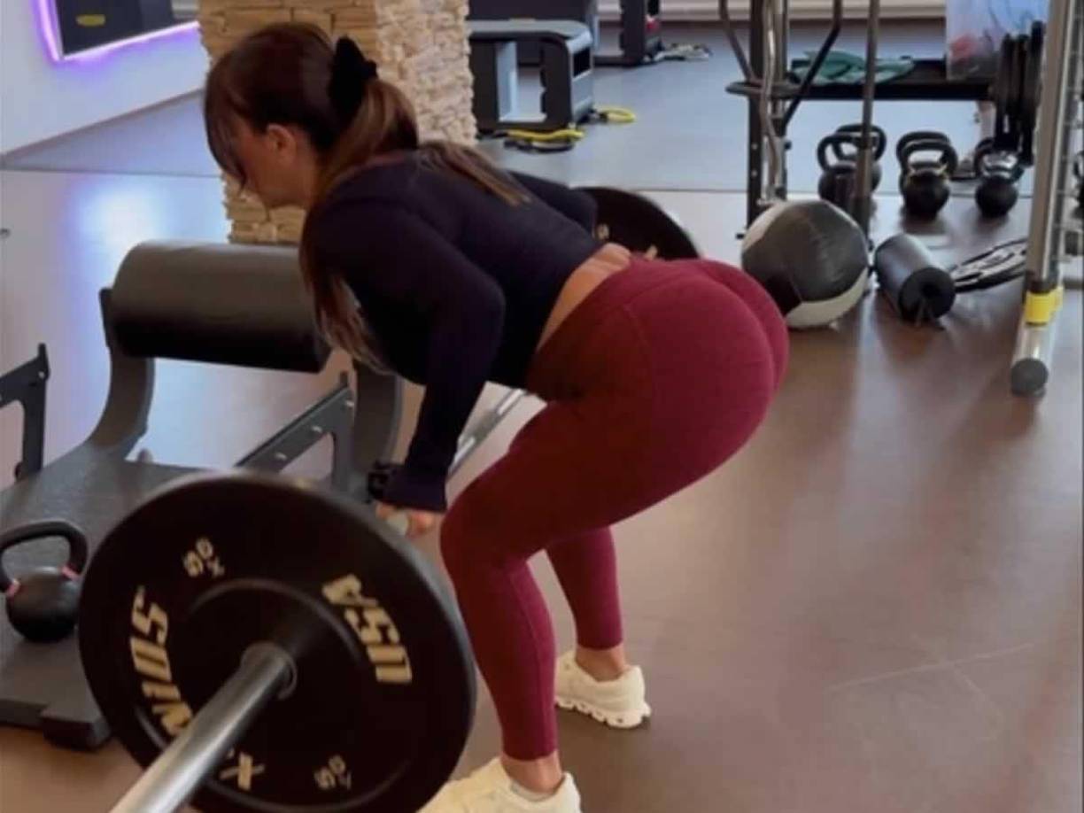 Daniella Semann publicó estas imágenes en las que aparece realizando ejercicios de gimnasio, robando muchos suspiros entre sus seguidores por el cuerpazo que luce.