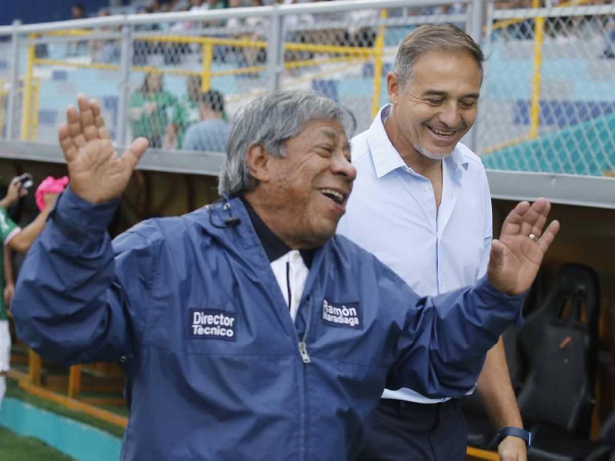 El cordial saludo de Hernán ‘La Tota‘ Medina y Ramón ‘Primitivo‘ Maradiaga antes del inicio del partido.
