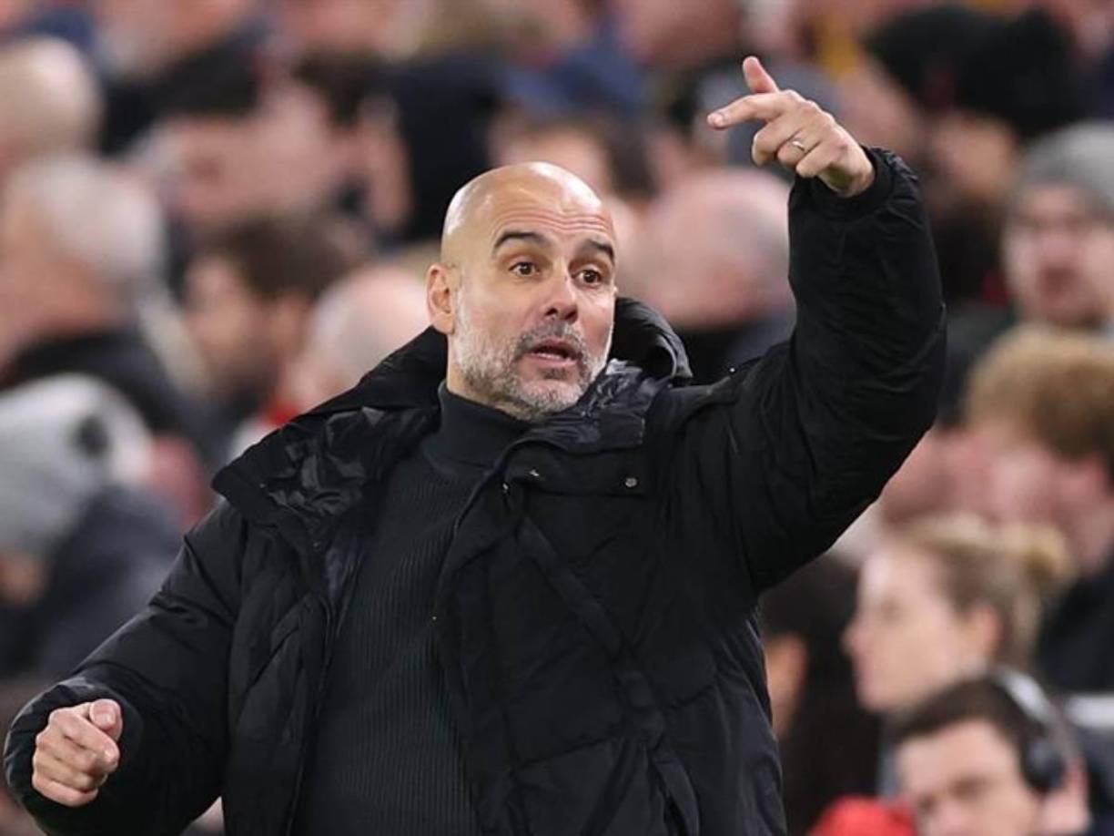 Mientras los aficionados del Liverpool se burlaban, Pep no se quedó callado y tuvo un polémico gesto. 