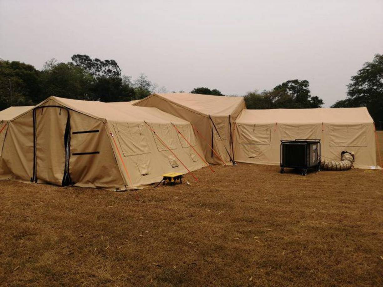 Conforme a la investigación del Ministerio Público, los encausados se coludieron para defraudar las arcas públicas y beneficiar a la empresa que entregó fueron toldos y camillas de campamento. 