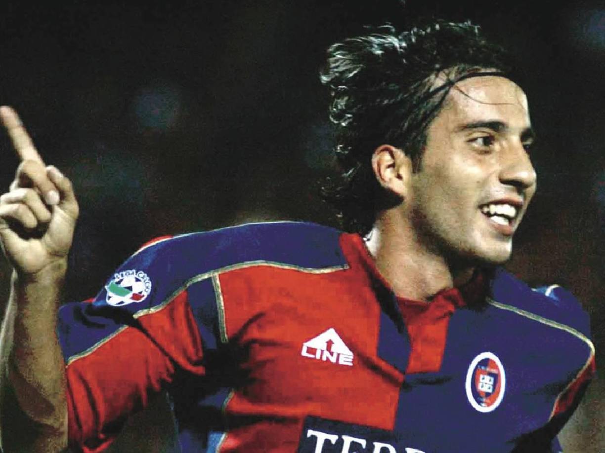 Nacido en Cagliari, fue canterano del equipo de la ciudad y llegó al primer equipo con 19 años, en la primera jornada de la temporada 2000-01, en la Serie B, contra el Crotone. 