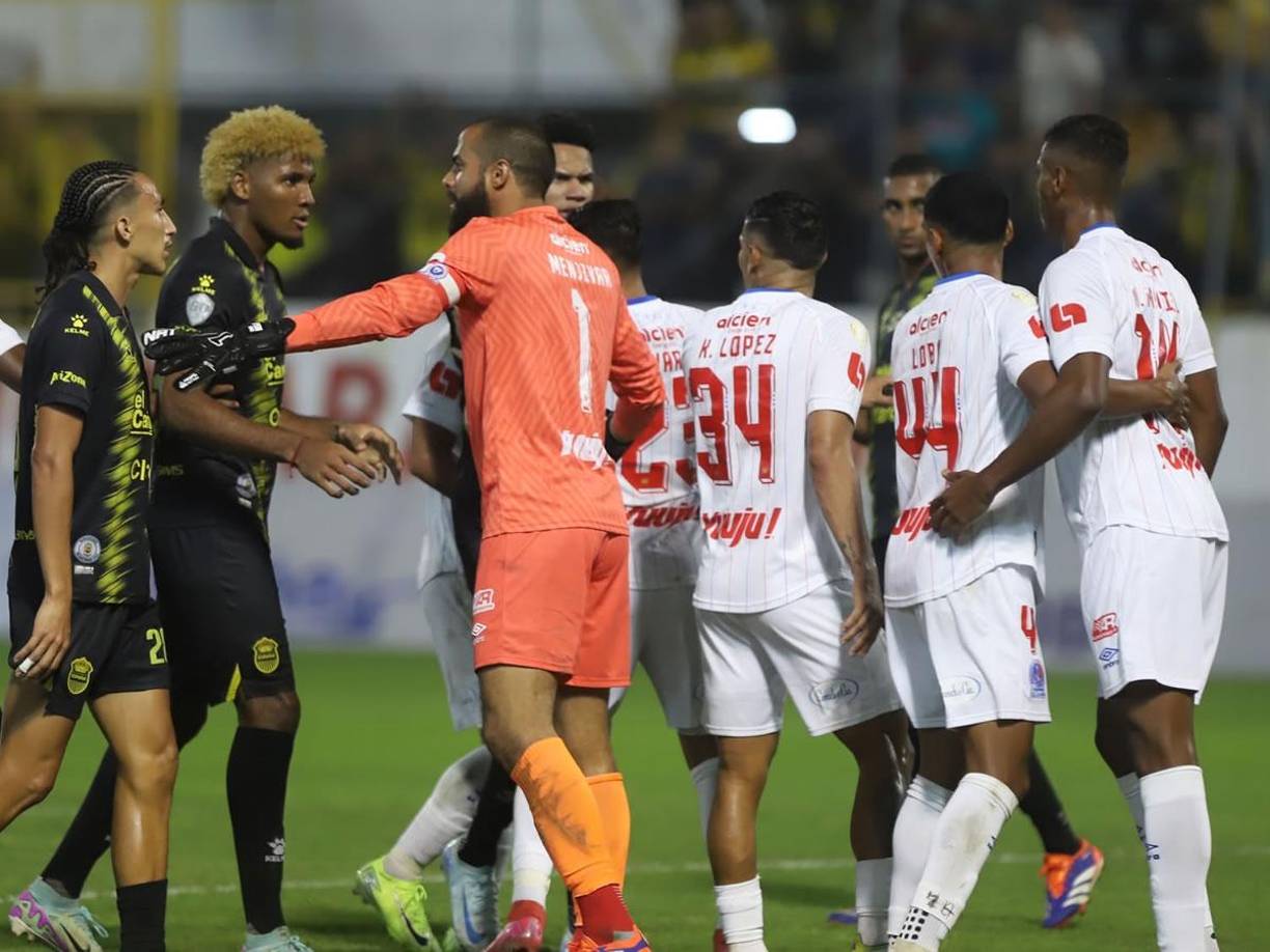 Otros jugadores del Real España también querían contra Marcos Montiel, que era apartado por sus compañeros.