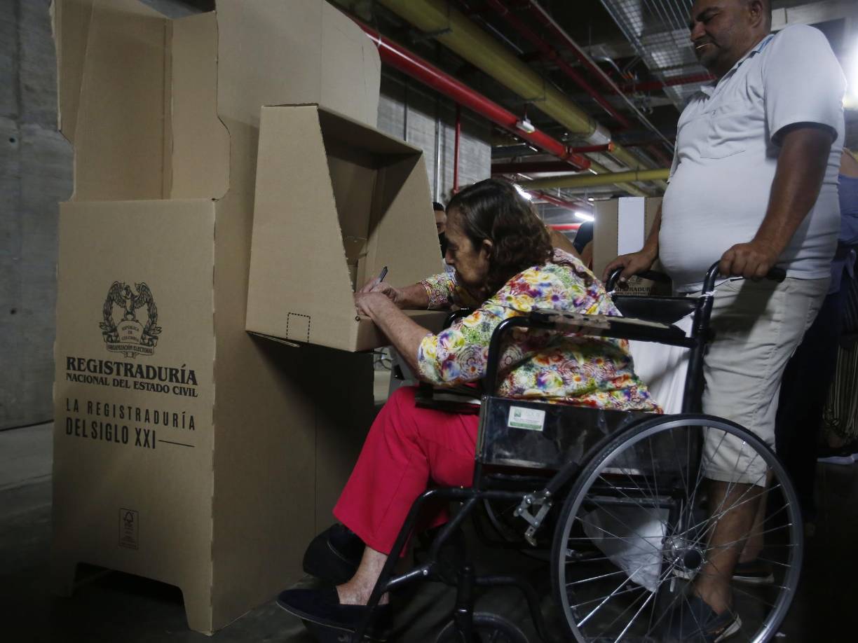 Petro y Hernández representan ruptura y cambio, pero con modelos opuestos. El primero quiere transformar el sistema de salud y pensiones, y suspender la exploración petrolera para dar paso a energías limpias, ante la crisis climática. 