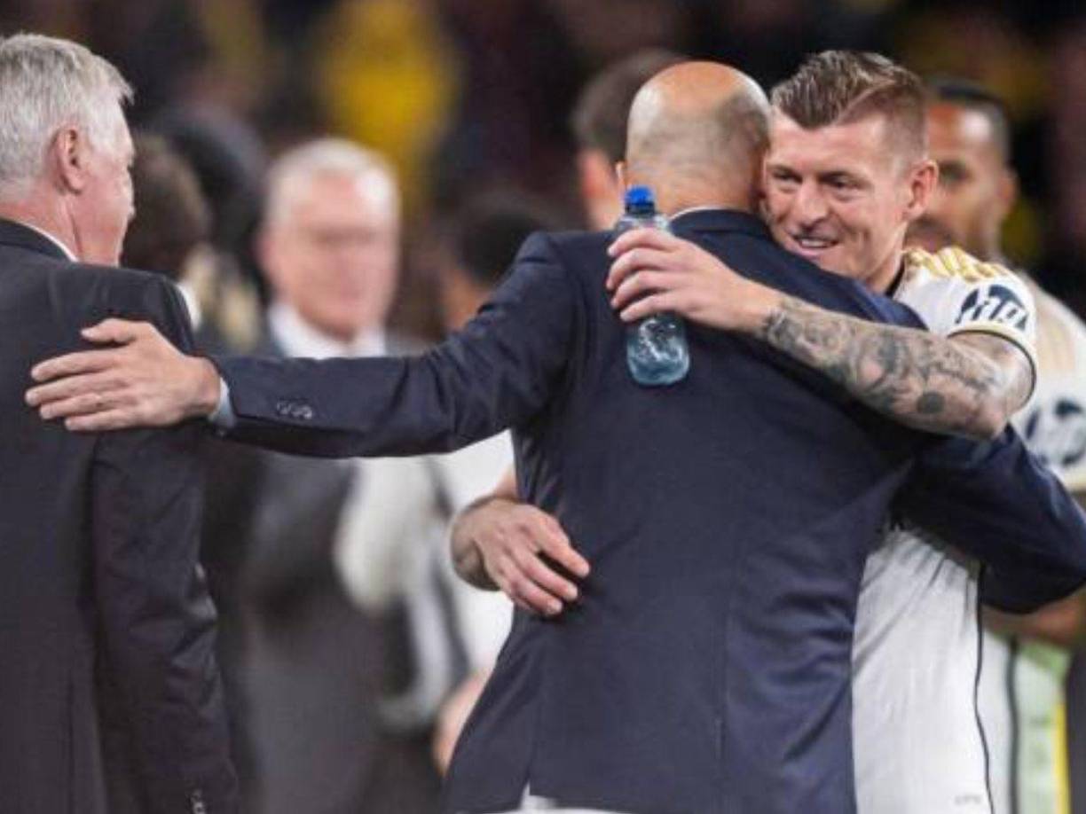 Zidane le dio un abrazo al volante Toni Kroos que se despide del Real Madrid.