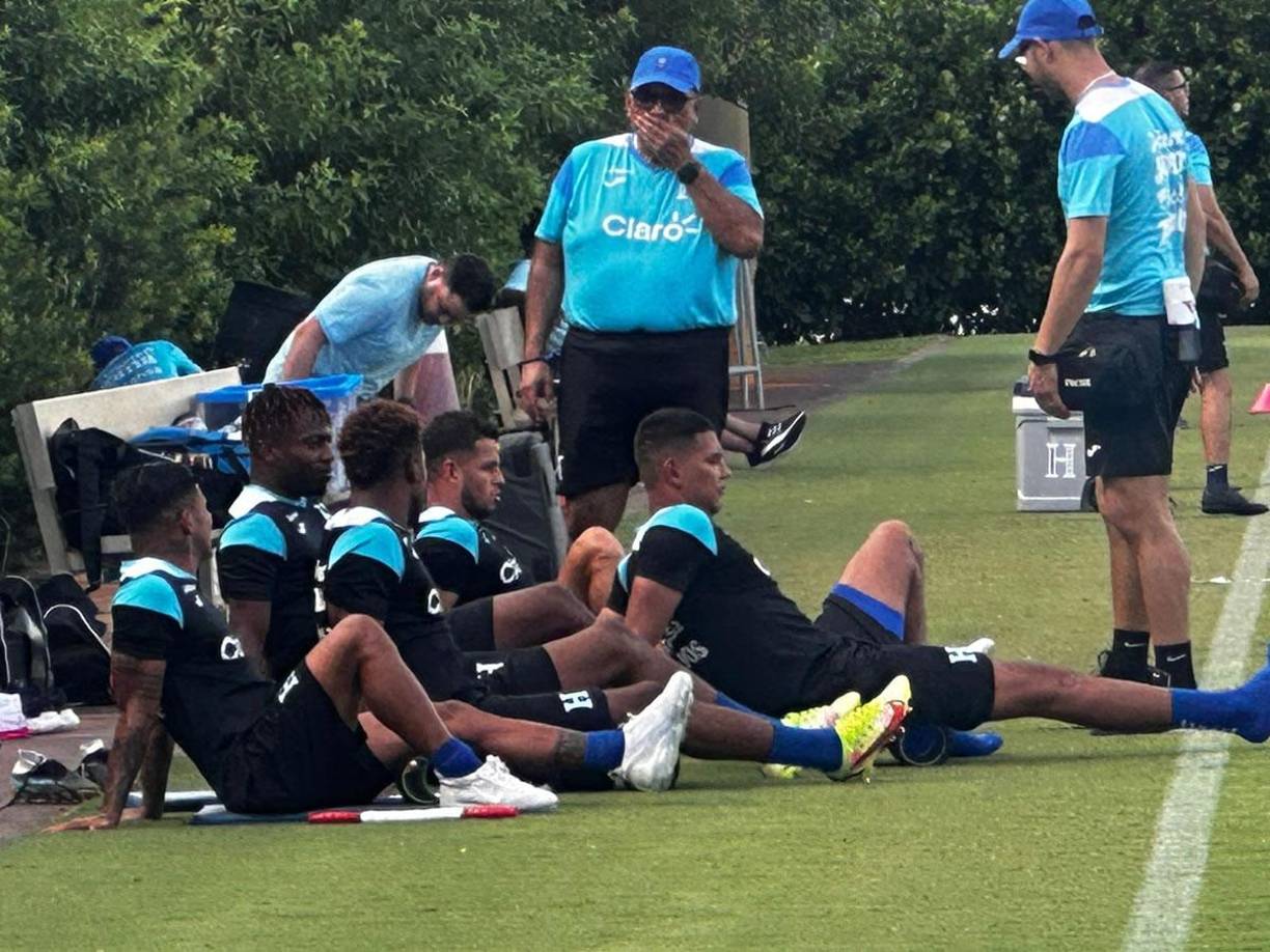 Los jugadores de Motagua haciendo trabajos regenerativos diferente al resto del plantel.