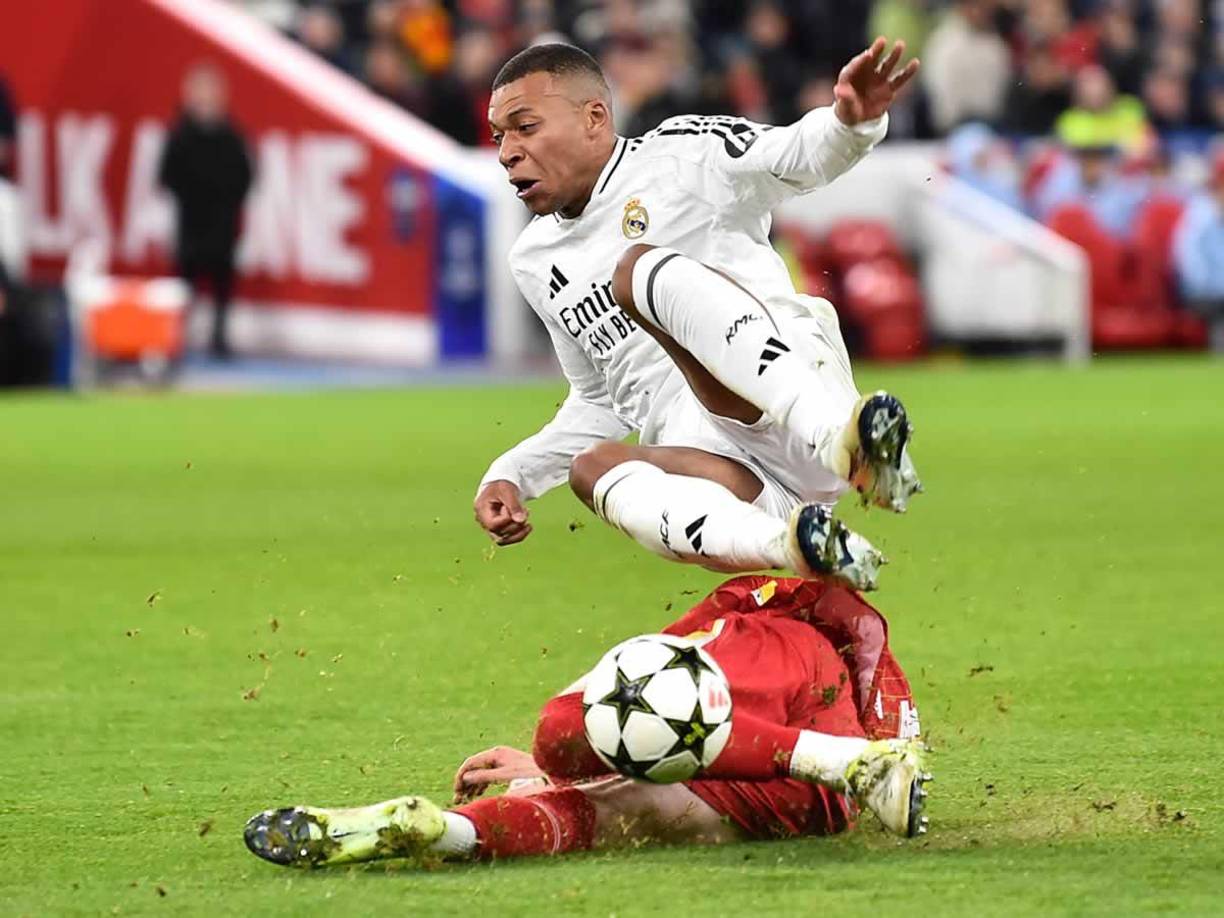 Kylian Mbappé no tuvo una gran noche contra Liverpool. Así voló tras una entrada del joven inglés Conor Bradley, que le sacó de manera limpia el balón.