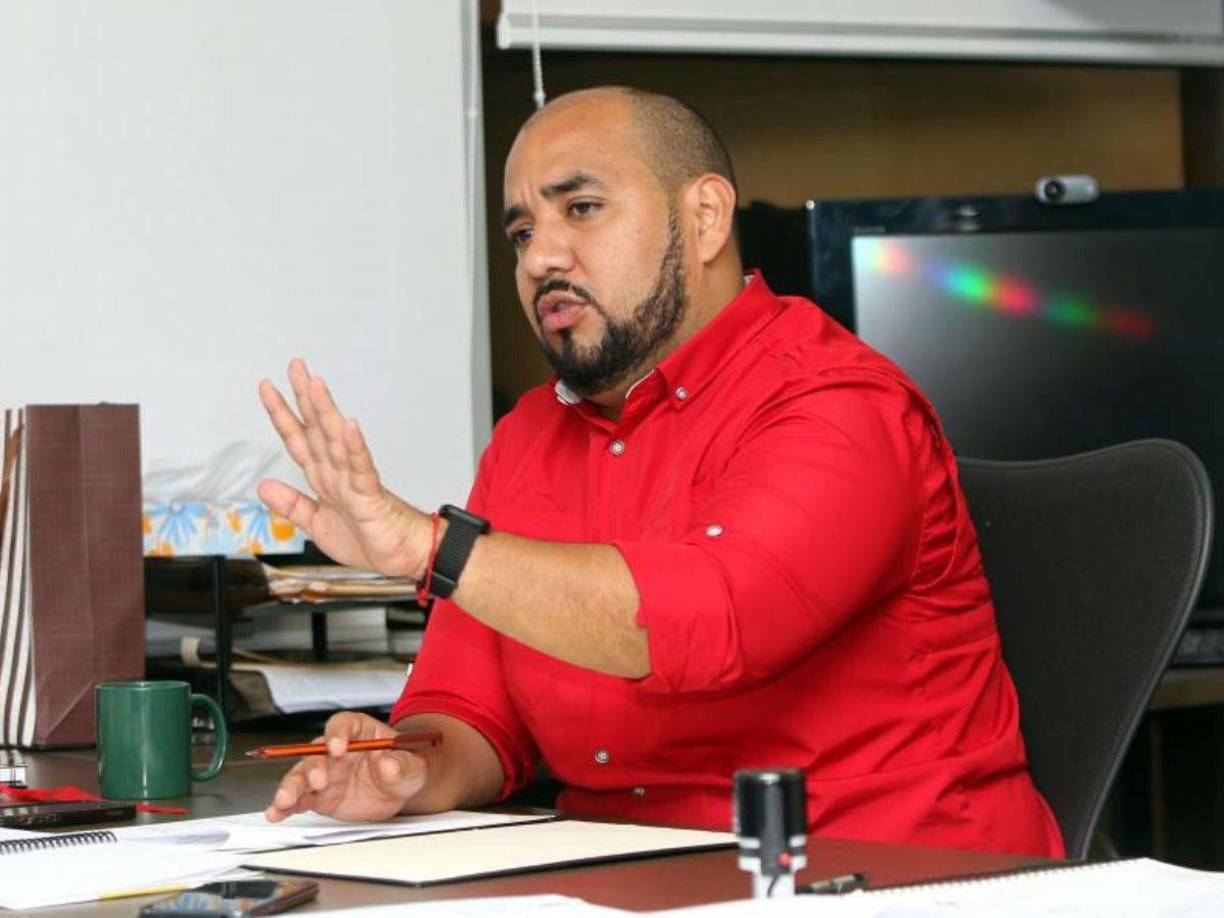 El video cerró con Sponda agradeciendo entre risas a los internautas y a los medios de comunicación por aumentar su número de seguidores gracias al “error”. Sin embargo, su respuesta generó opiniones divididas. Mientras algunos aplaudieron su capacidad para tomarse las críticas con humor, otros cuestionaron su actitud, calificándola de poco seria. Comentarios como “¿Te parece gracia?, pena deberías de tener”, y “Sea serio, ministro, la educación no es su changoneta” reflejan la indignación de algunos sectores. 