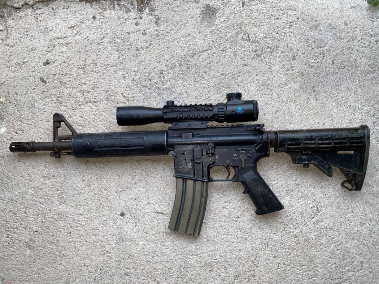 Los agentes tenían una orden judicial para allanamiento de morada después de indagar que en esa residencia había armamento, dinero, joyas y munición. 