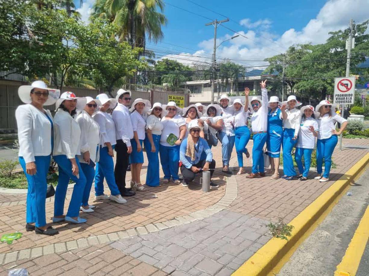 El cuerpo docente de la escuela Eusebio Fiallos llevó ofrenda florarl a la estatua de Francisco Morazán, cumpliéndo así el deber de rendir honor a Honduras en sus 202 años de Independencia.