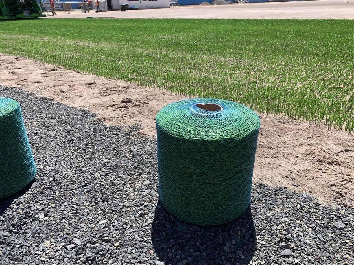 El 17 de febrero se terminó con la siembra de la grama Bermuda Ibiza, traida de España, y ya se comenzó con el siguiente paso.