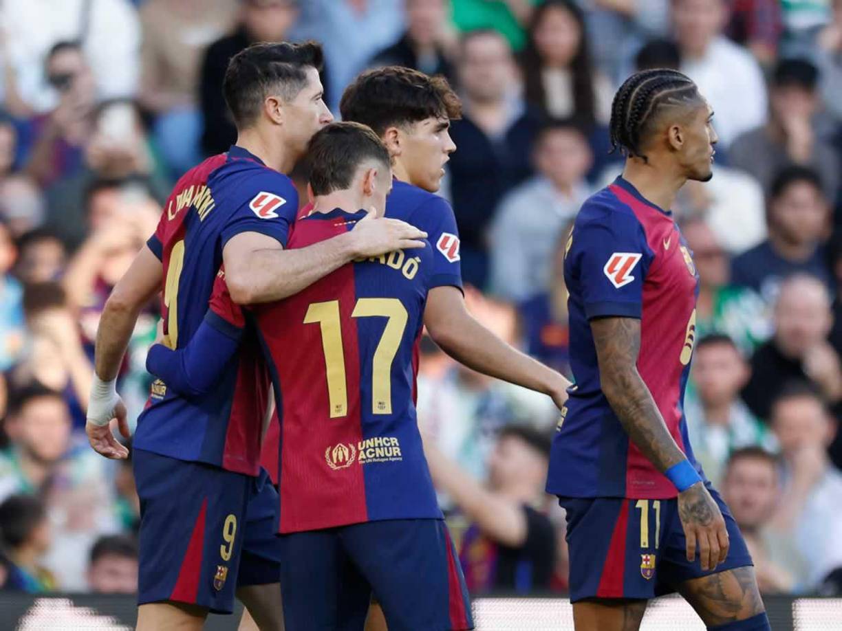 Los jugadores del Barcelona felicitando a Lewandowski por su gol contra el Betis. El polaco reapareció tras recibir descanso en la jornada pasada ante Mallorca.