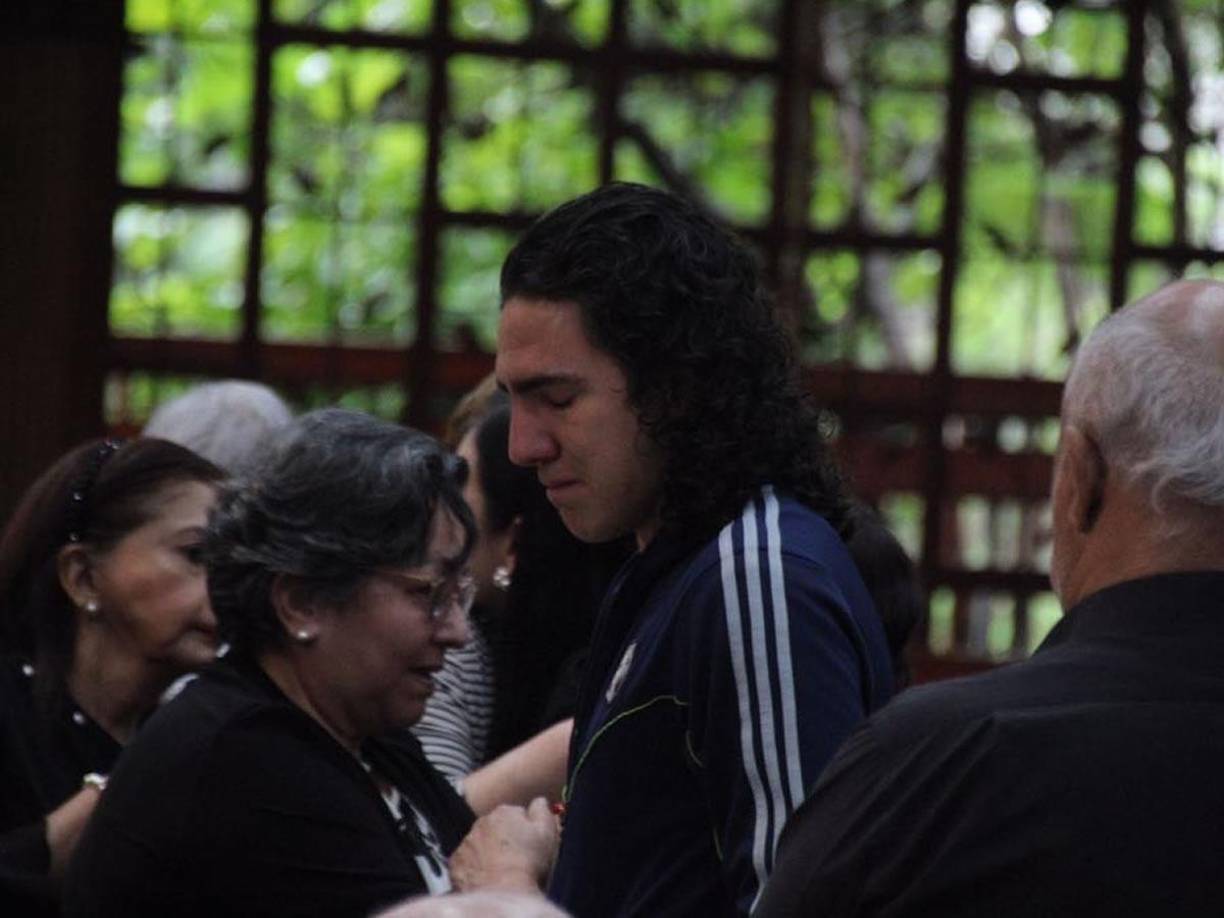 Claudio Viera, hijo de Vicente Daniel, fue uno de los más afectados en el doloroso adiós de su padre, a quien lo llevará en el corazón para toda la vida.