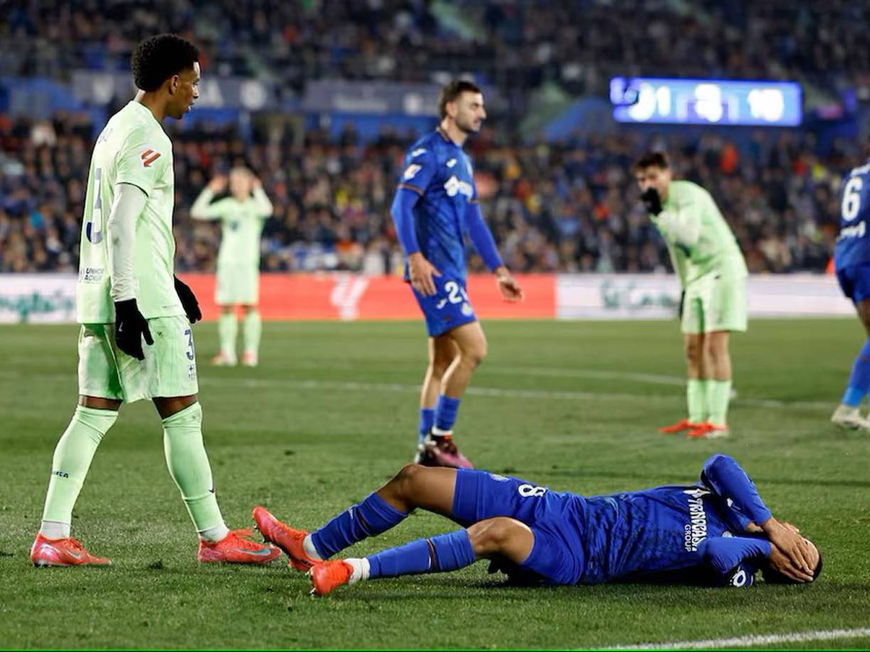 Ismael Bekhoucha cayó al suelo mientras Alejandro Balde lo observaba.