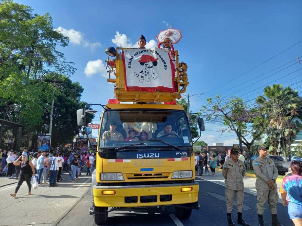 Decenas de familias asistieron al centro de la ciudad para presenciar el desfile. 