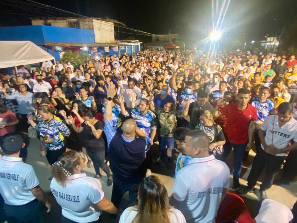 Hombre y mujeres, niños y ancianos, adultos y jóvenes, todos fueron impactados por el mensaje del pastor.