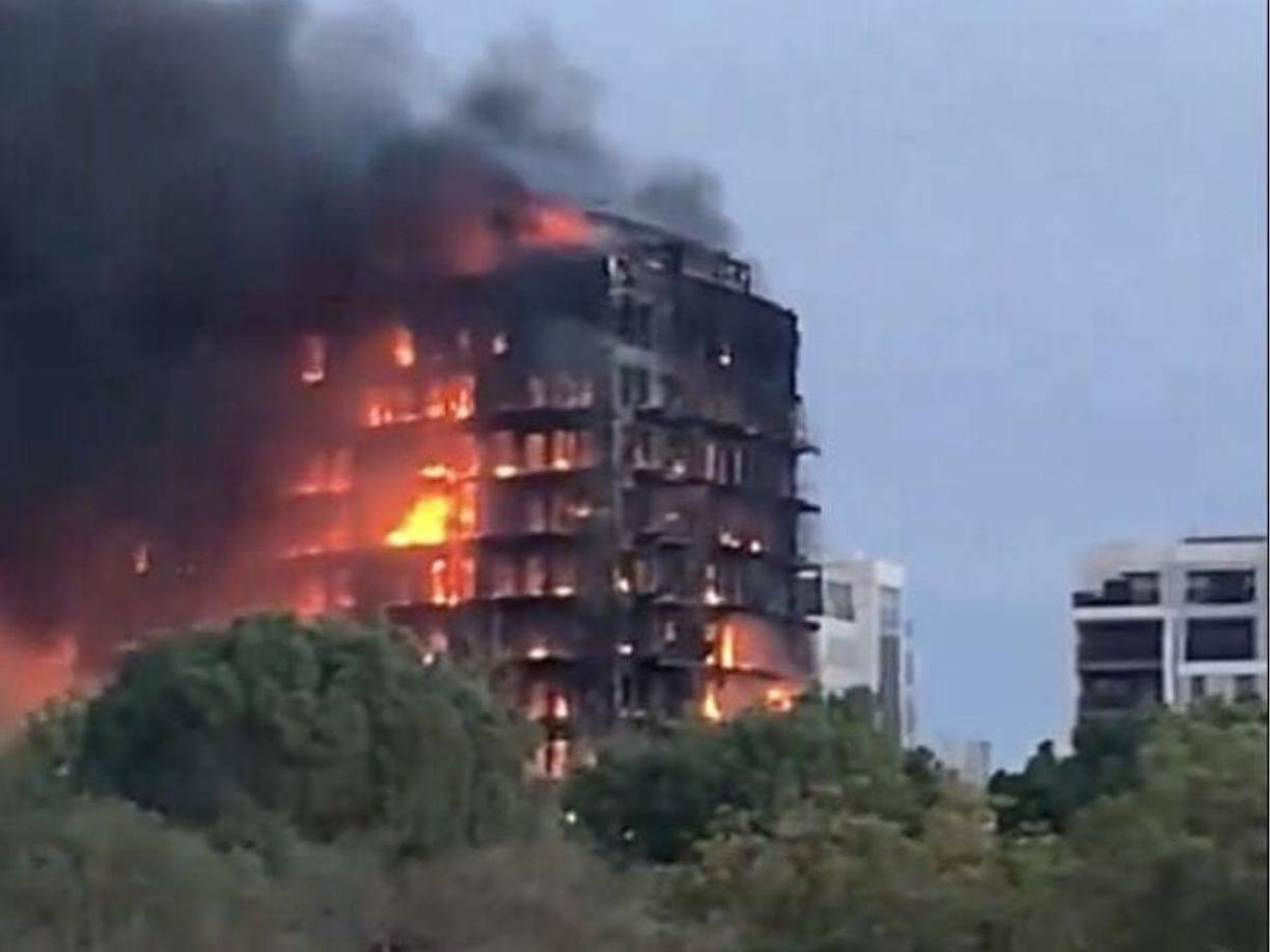 El incendio ha generado una densa humareda y una columna de llamas, afectando a varias plantas del edificio y sus alrededores. 