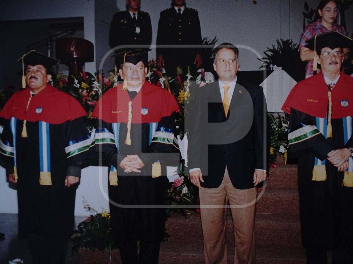 Además de un diplomado en comando y estado mayor y otro en defensa y desarrollo nacional, obtuvo una licenciatura en administración y ciencias militares en la Universidad de Defensa de Honduras (UDH). 