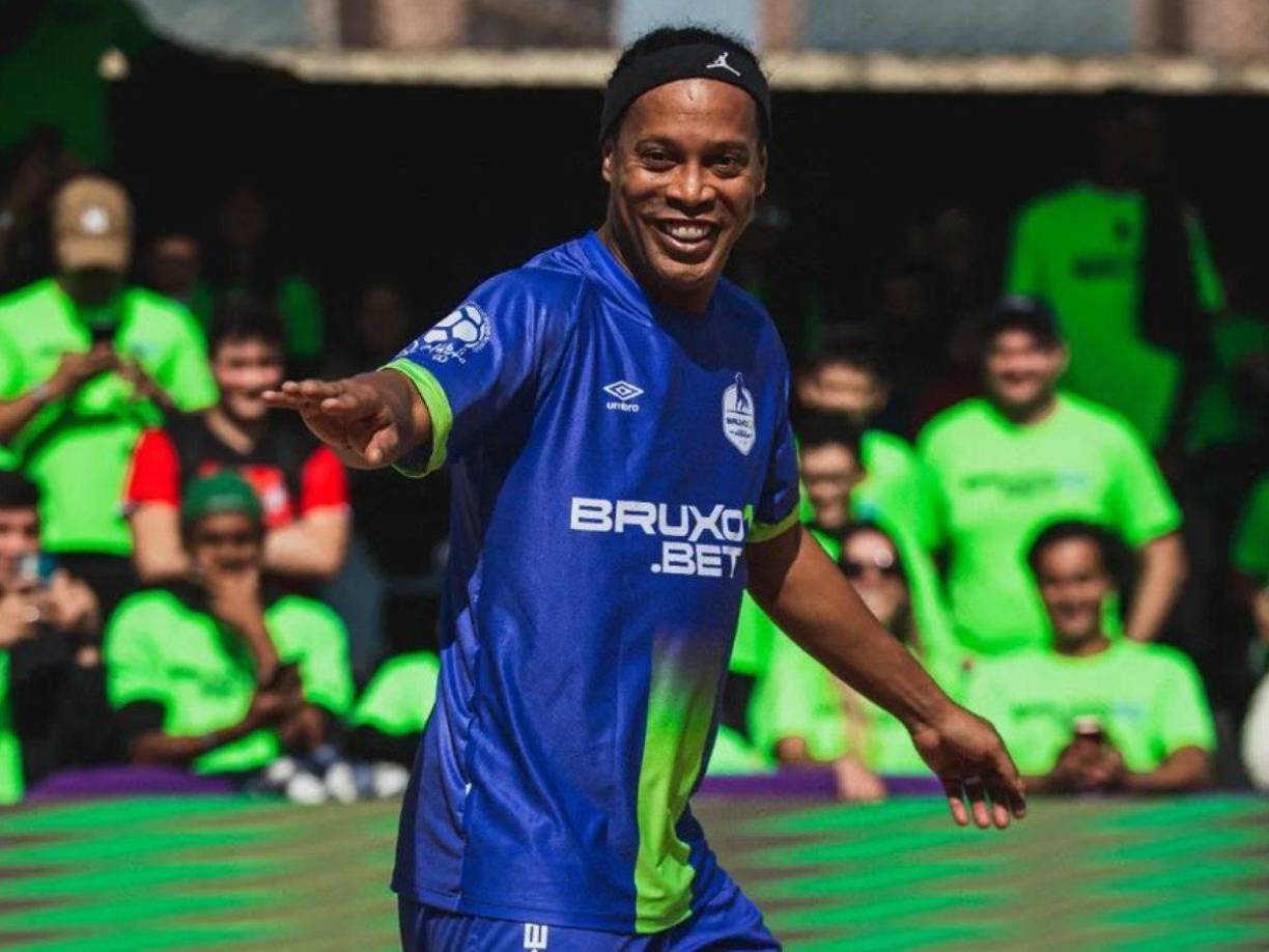 “Eso es todo chicos, eso es todo para mí. Este es un momento triste para quienes aman el fútbol brasileño. Es difícil encontrar la energía para ver los partidos”, remarcó posteriormente Ronaldinho en su cuenta de Instagram.