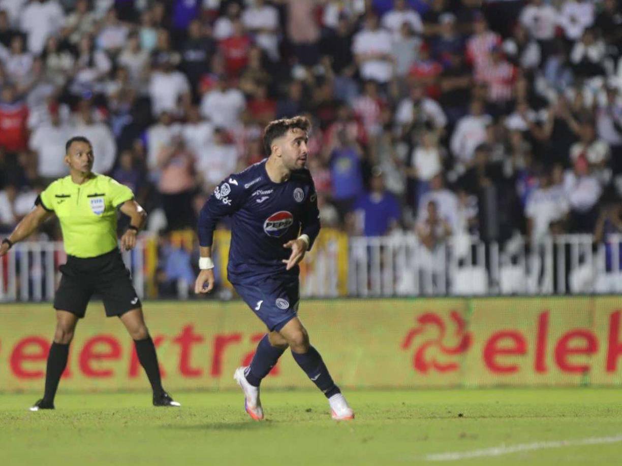 Nelson Salgado señaló penal en el final del partido. Agustín Auzmendi se encargó de cobrar el mismo, pero su lanzamiento fue atajado por Menjívar.