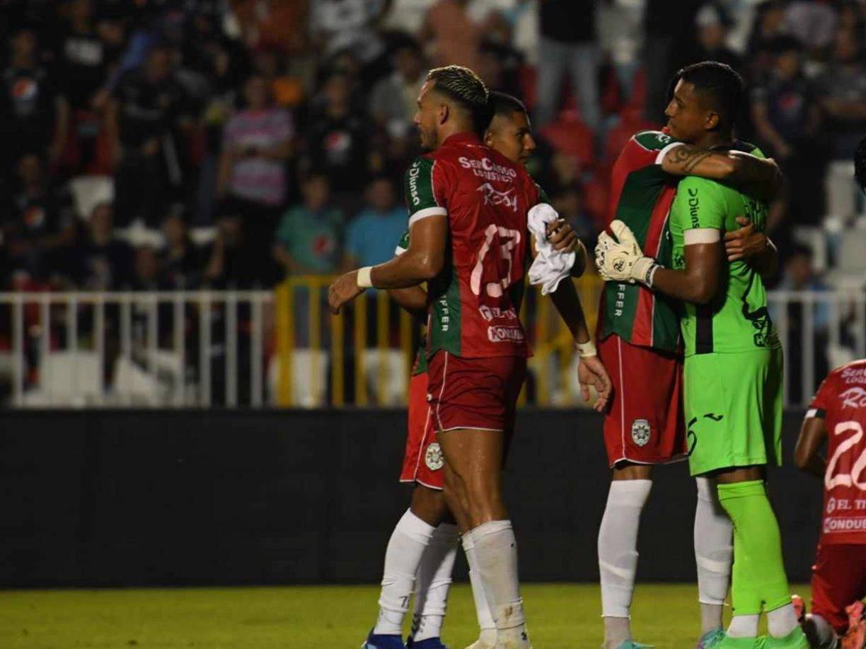 El pitazo final y los jugadores del Marathón celebraron con Luis Ortiz el triunfazo.