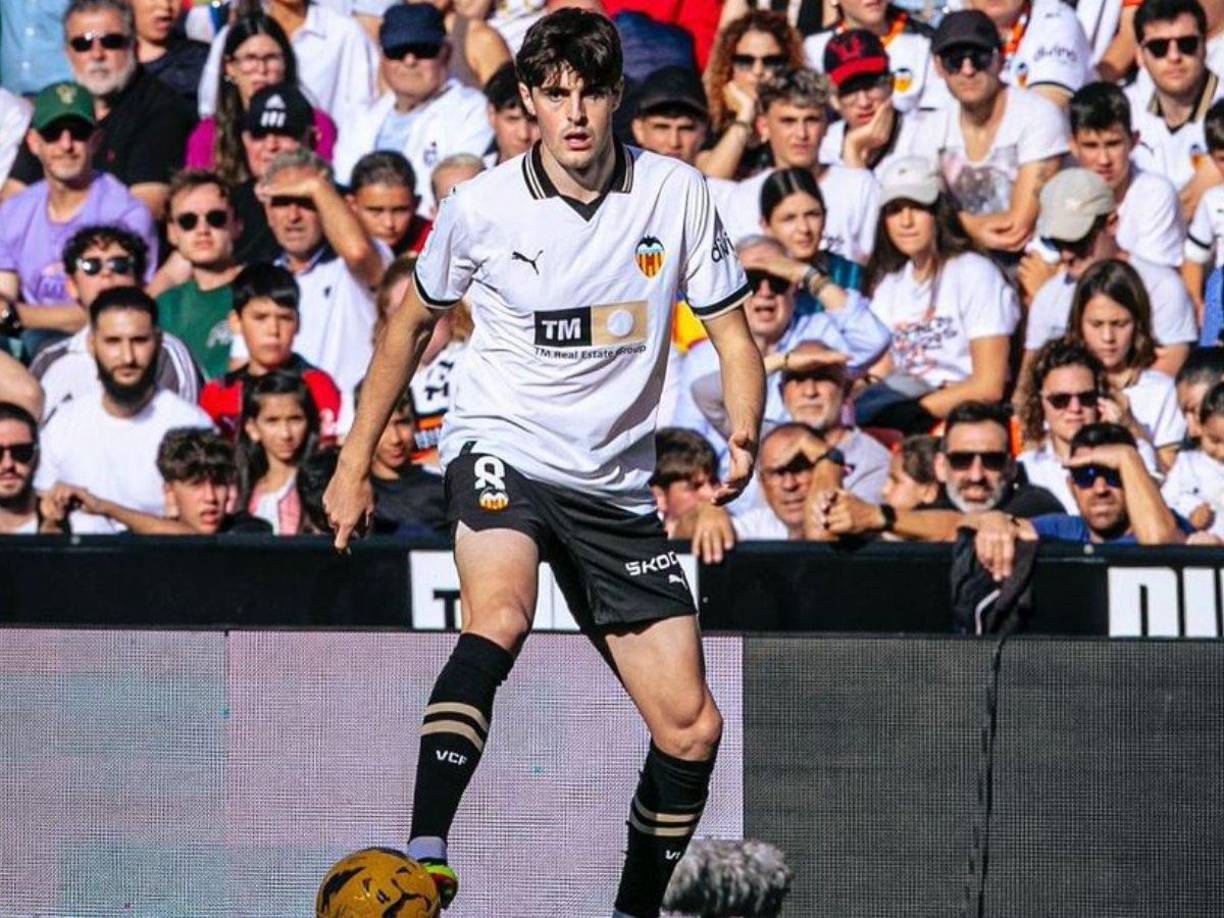 Según medios ingleses, el Arsenal tiene en la mira al joven mediocampista Javi Guerra que milita en el Valencia.