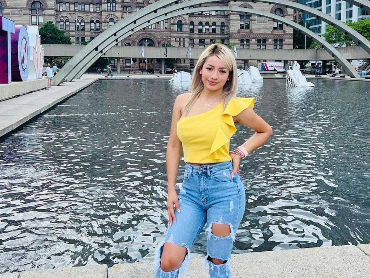 La joven en sus redes sociales suele publicar sobre sus viajes y día a día, robándole el corazón a muchos por su belleza.