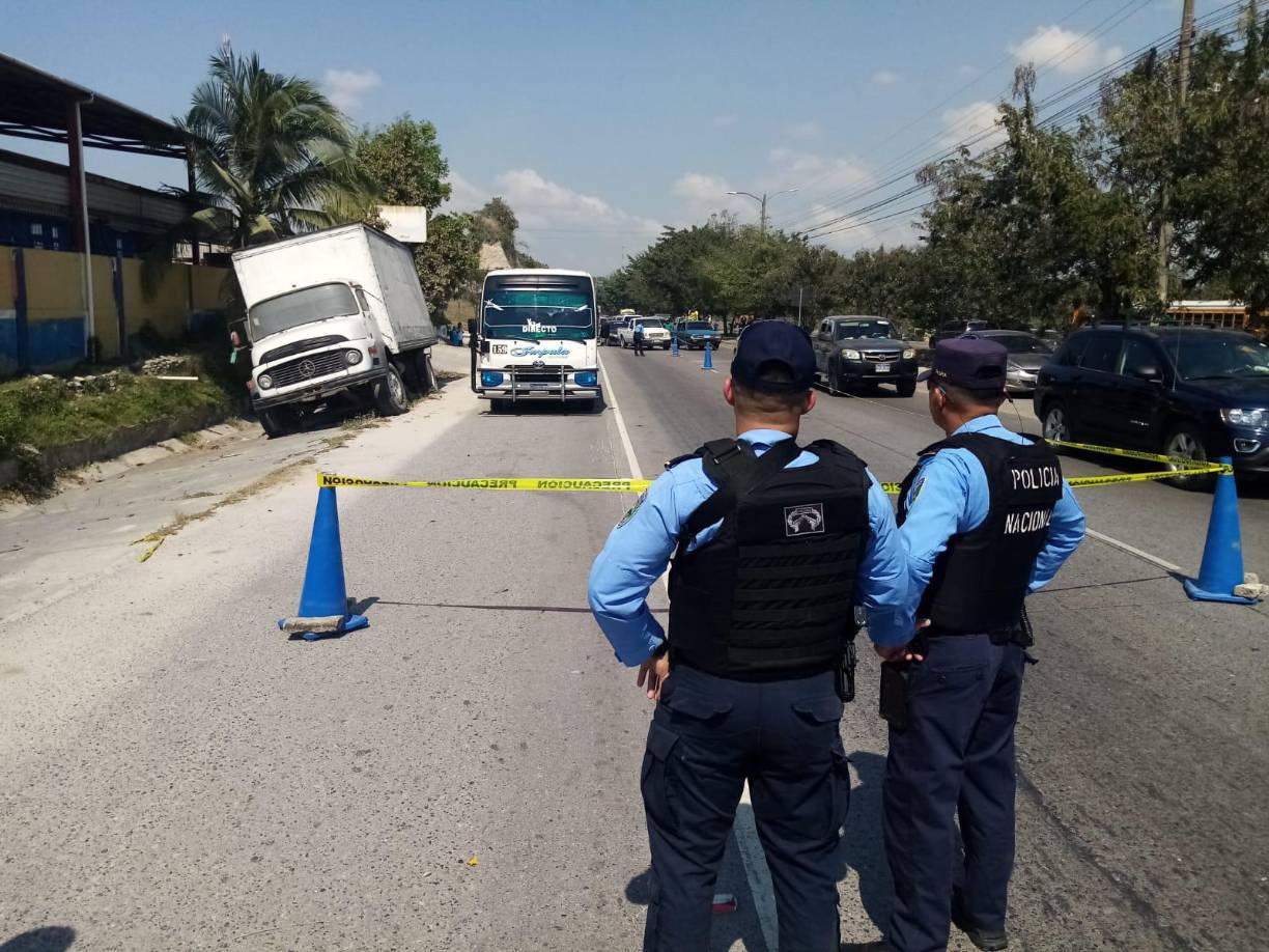  Hasta el momento se desconoce la identidad de la víctima, autoridades policiales resguardan la escena a la espera de los equipos de Medicina Forense.