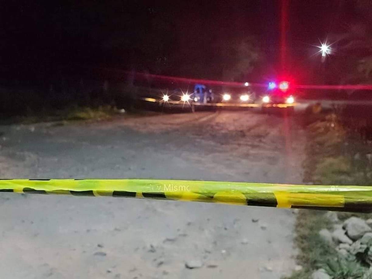 Cuando agentes de la policía llegaron, hallaron el cuerpo sin vida de un joven de 25 años de edad que había sido víctima de robo y a quien, después, mataron a balazos. 